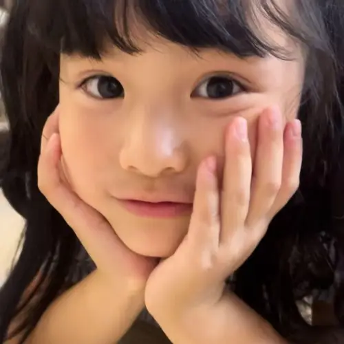 方洛伊演的短剧